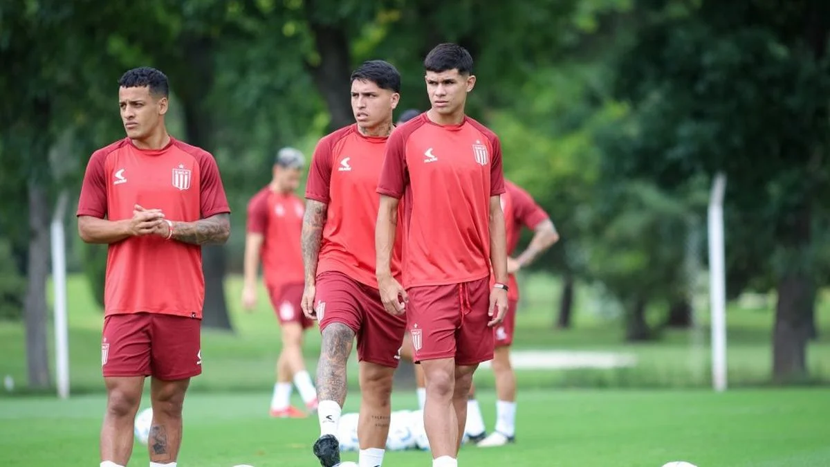 Estudiantes llevará 24 futbolistas al Monumental para enfrentar a River