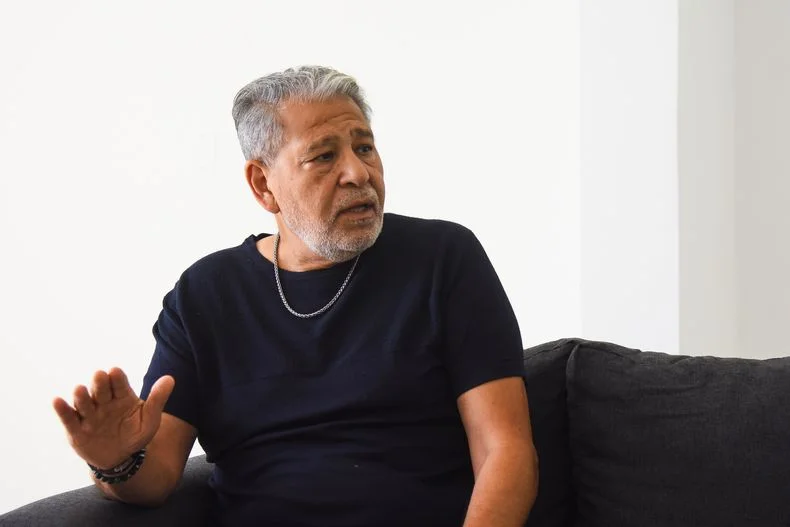 Rubén Pérez en la redacción de El Editor Platense 