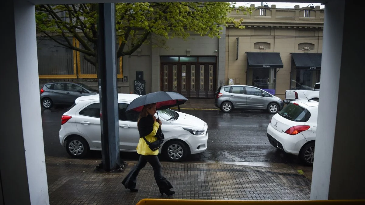 Emiten alerta naranja por fuertes tormentas en La Plata y marcado descenso de temperatura