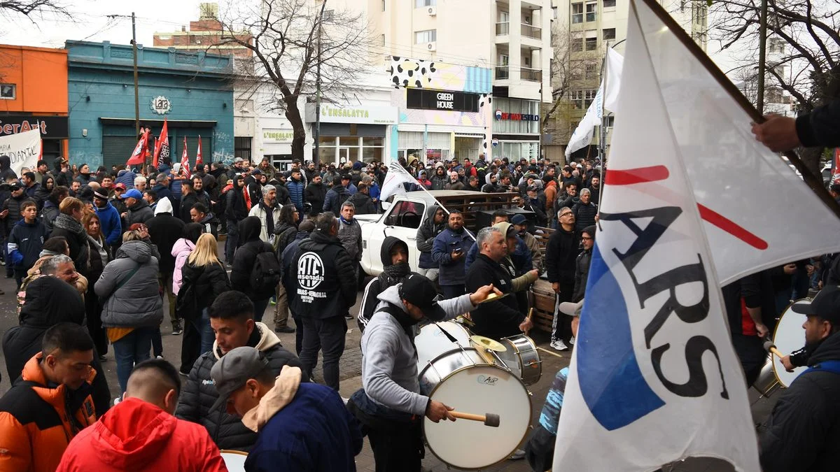 Trabajadores del Astillero Río Santiago cortarán la bajada de la Autopista