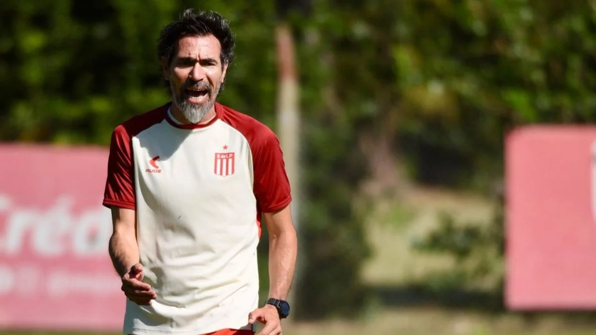 Eduardo Domínguez, al mando de la práctica de Estudiantes