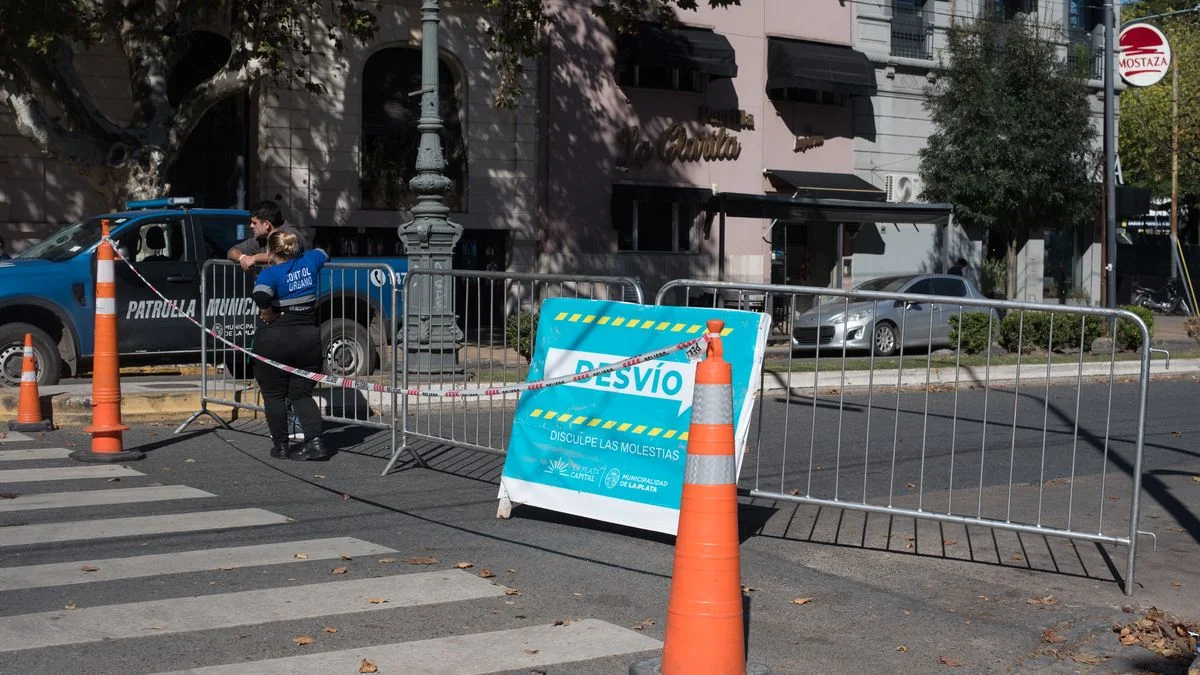 Complicaciones en el tránsito por la pavimentación de las plazas Italia y Rocha