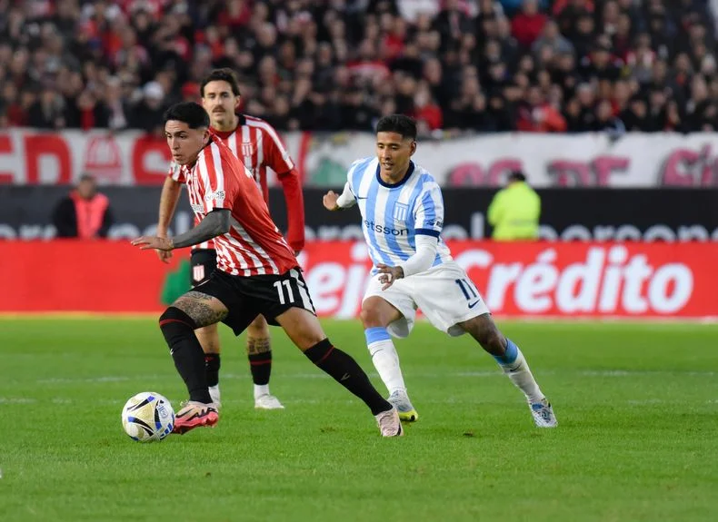 Facundo Farías generó la ocasión de gol más clara del partido para Estudiantes