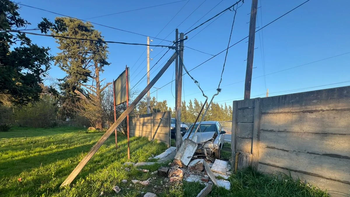 Perdió el control del auto y chocó contra un paredón en Olmos