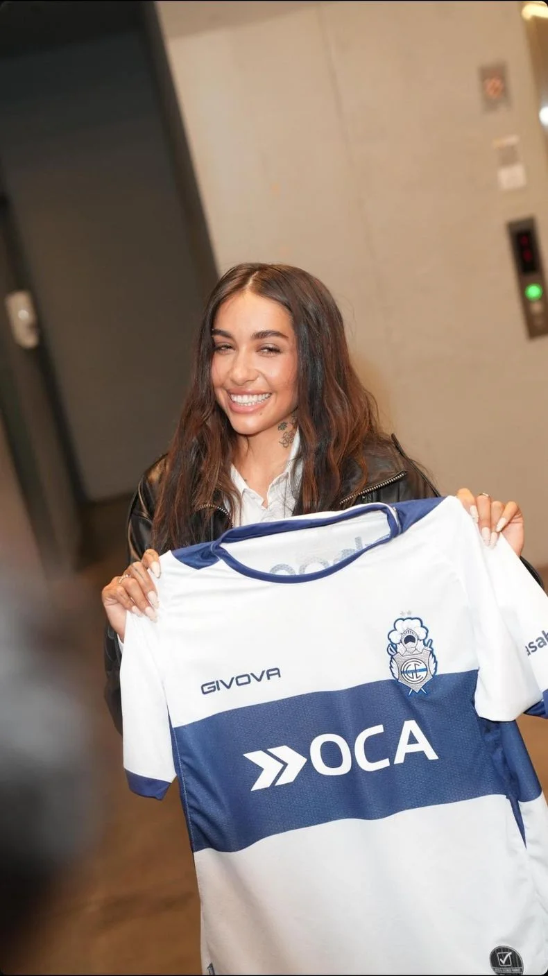 Mar&iacute;a Becerra feliz, con la camiseta de Gimnasia en manos