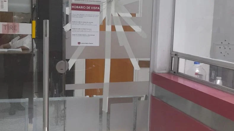 Un violento atacó a martillazos el Instituto Médico Platense