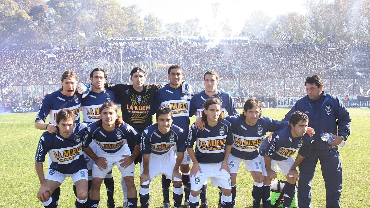 Un ex Gimnasia se retira y comienza su carrera como DT