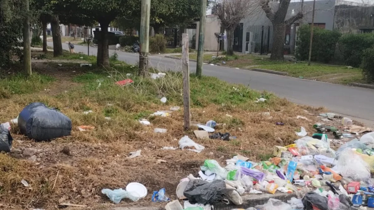 Pozo abierto y basural creciente: drama vecinal con ABSA