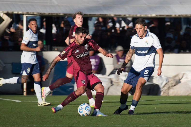 Gimnasia fue una sombra y la gente se fue enojada con Diego Flores