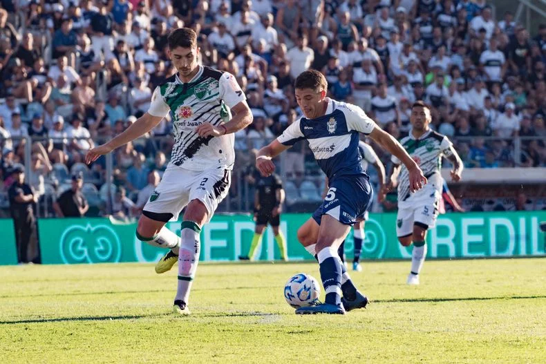 Alan Sosa casi marca el segundo para Gimnasia en el Bosque