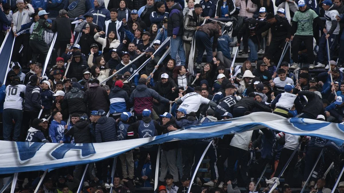 Hinchas de Gimnasia, sancionados por la APREVIDE