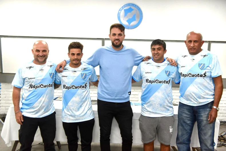 La nueva camiseta homenaje al Centenario de Villa San Carlos