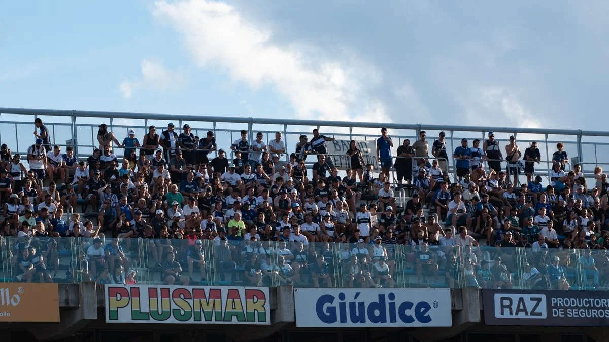 Los hinchas de Gimnasia disfrutan de la segunda bandeja del Zerillo