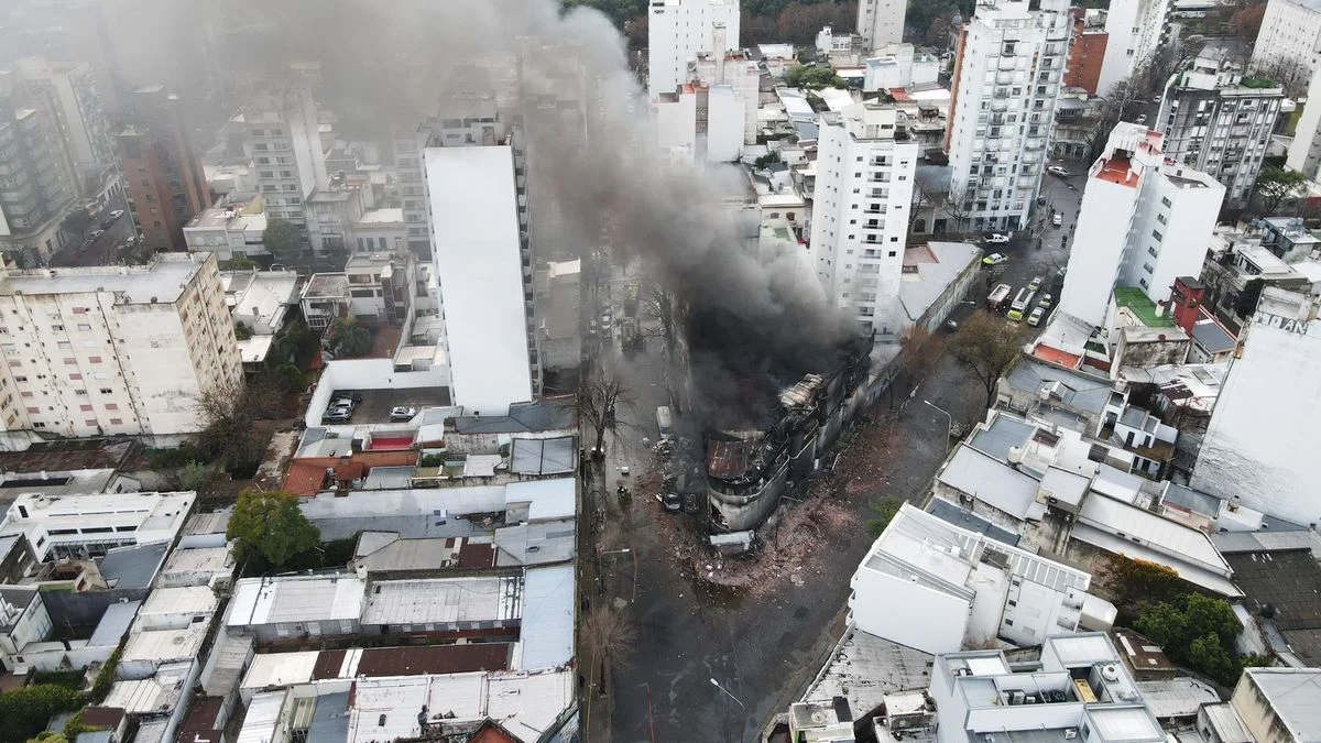 Minuto a minuto, grave incendio en el centro de La Plata