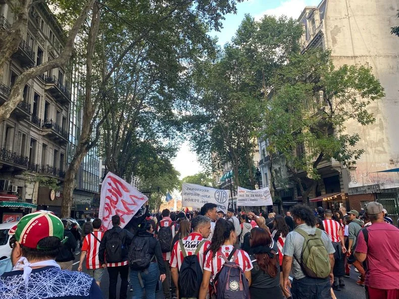 Los hinchas de Estudiantes estuvieron presentes en el Congreso para bancar a los jubilados