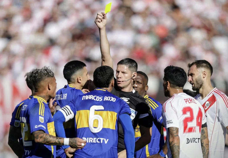Con presencia de ex Gimnasia y Estudiantes, como Rojo y Enzo Perez, se disput&oacute; el Supercl&aacute;sico