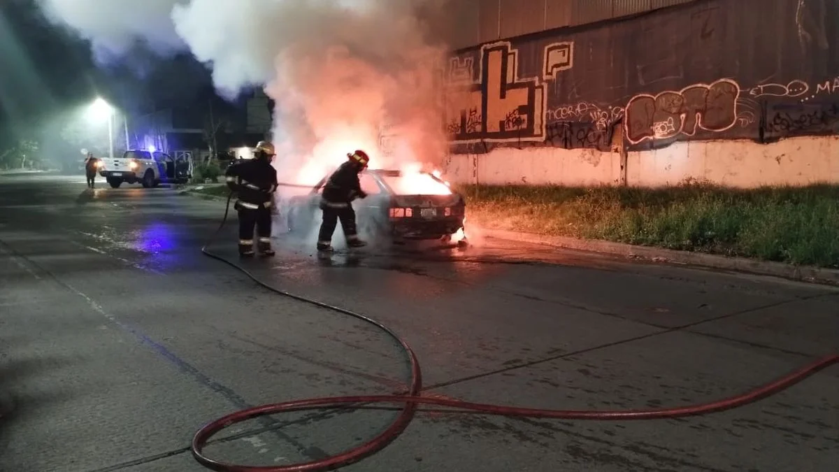 Susto en El Mondongo: un auto quedó destruido por el fuego