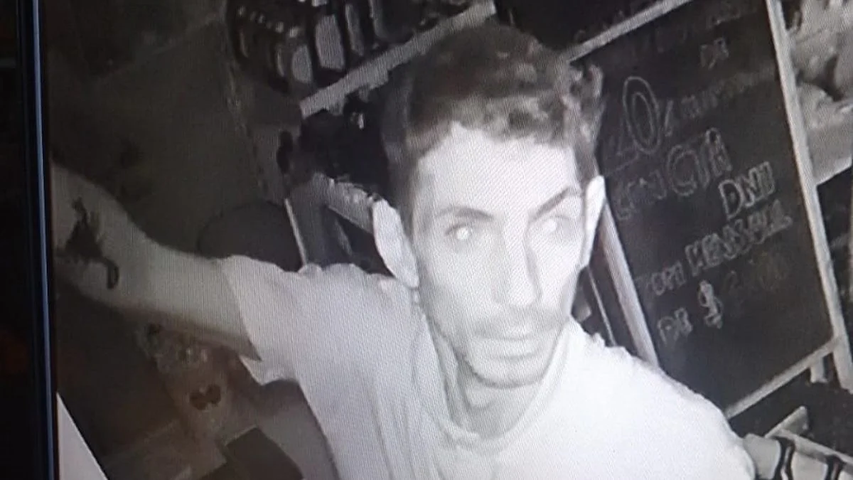 Entró a robar a un almacén de Gonnet y quedó grabado