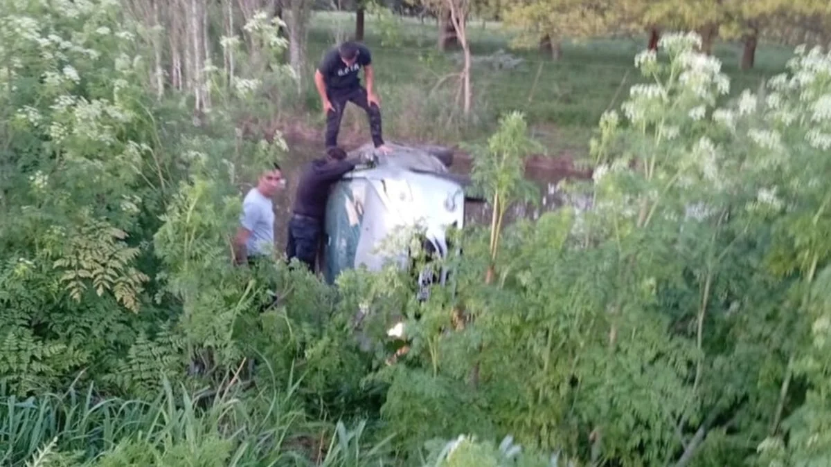 Una familia cayó en un arroyo en las afueras de La Plata y fueron rescatados