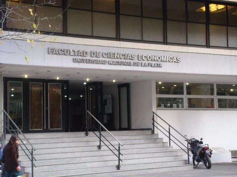 Polémica en la Facultad de Economía de la UNLP: expulsan ayudantes de cátedra y denuncian persecución política