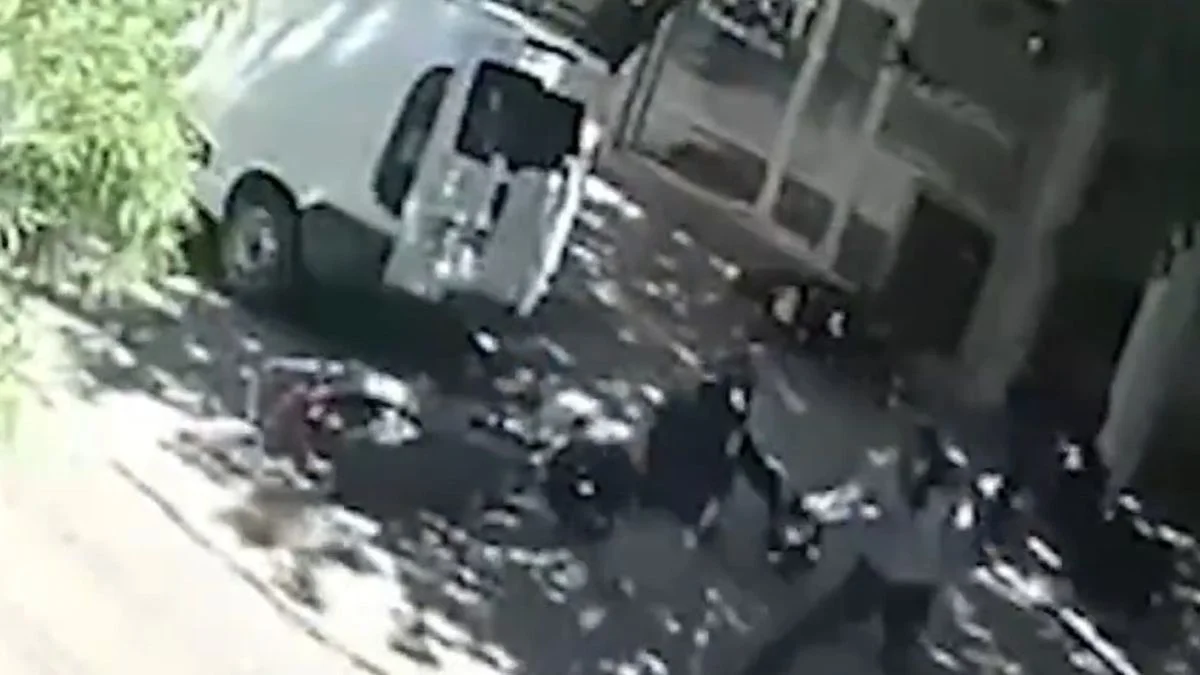 Con maniobras de jiu-jitsu, una pareja de La Plata se defendió de dos motochorros