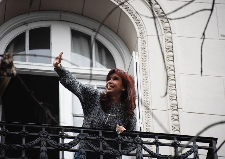 Cristina se asomó al balcón a la espera de su presentación en Comodoro Py