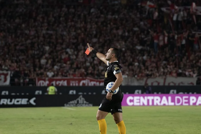 Fernando Espinoza impartir&aacute; justicia en el debut de Estudiantes por el Torneo Clausura