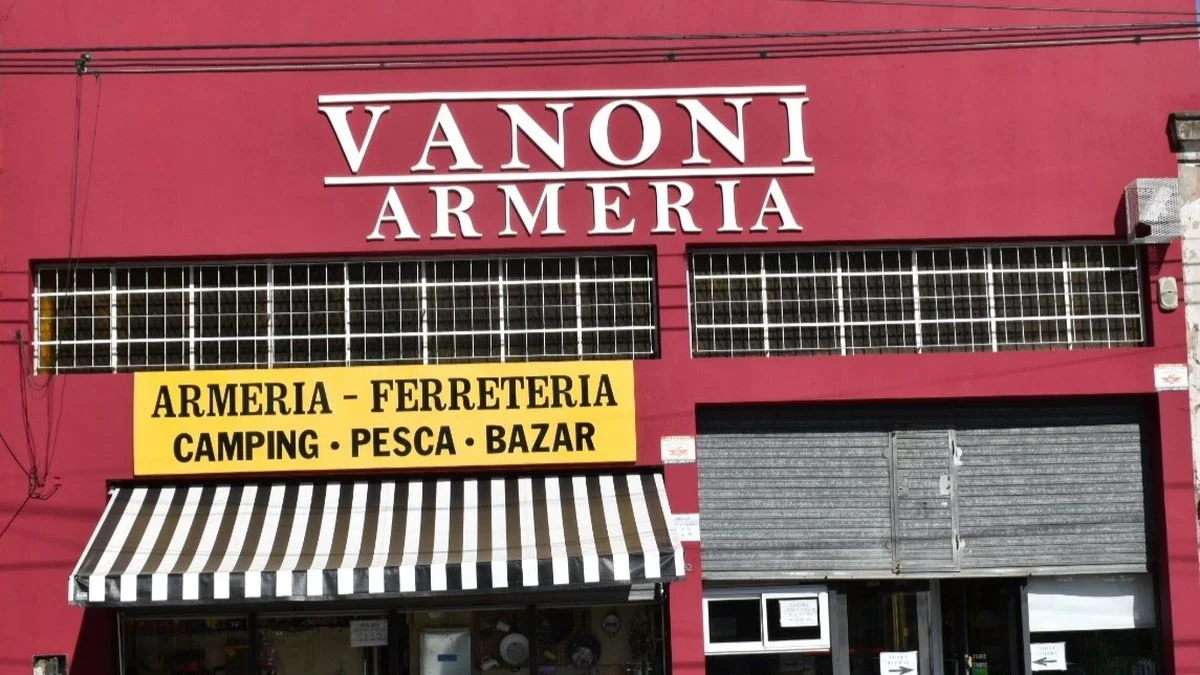 Delincuentes asaltaron una armería en La Plata