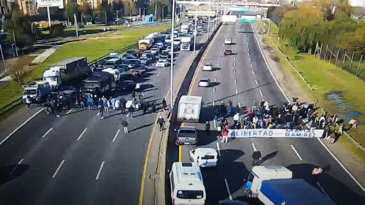 Gran corte en la Autopista Buenos Aires - La Plata por una manifestación