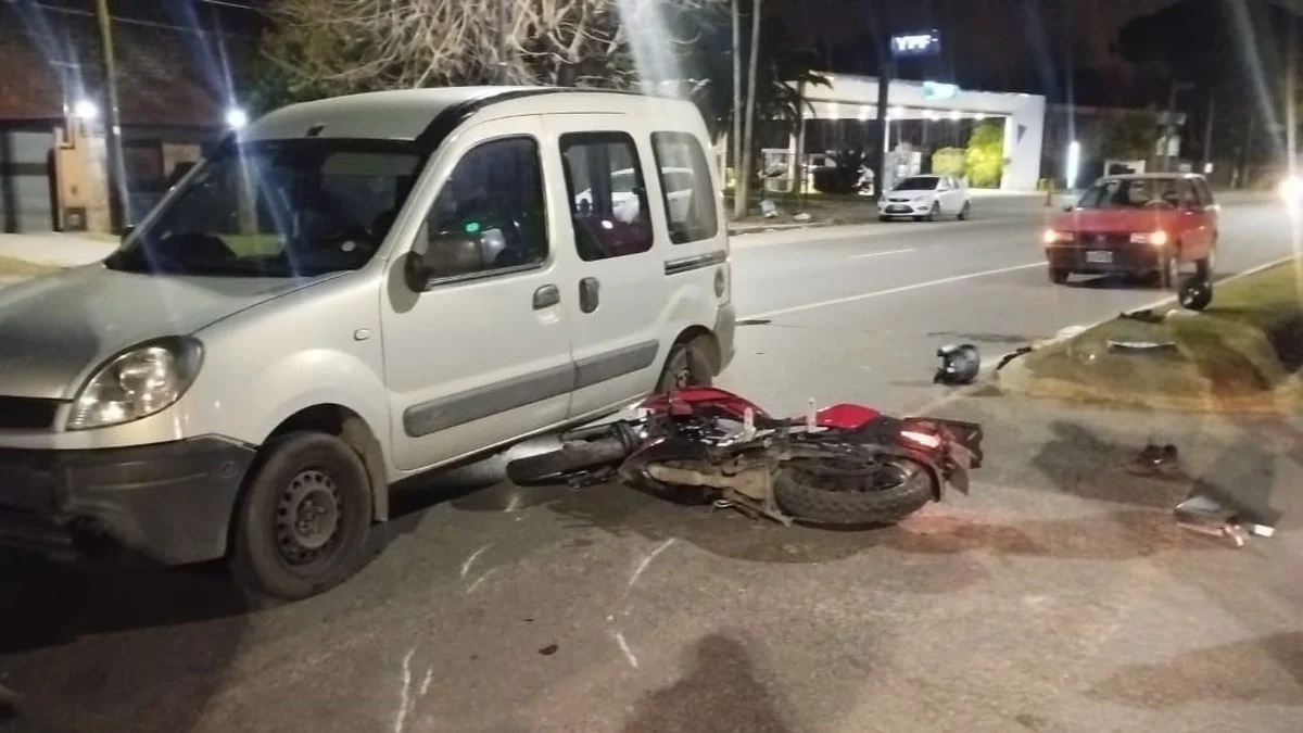 Chocó a una moto y se dio a la fuga en City Bell