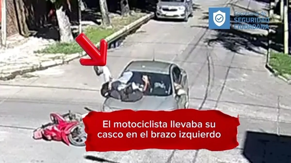 Iba con el casco en el brazo en Berisso y chocó contra un auto
