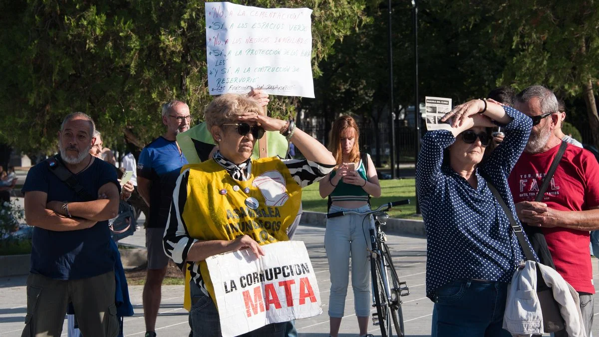 Plaza San Martín: asambleístas realizaron intervenciones para recordar la inundación de La Plata