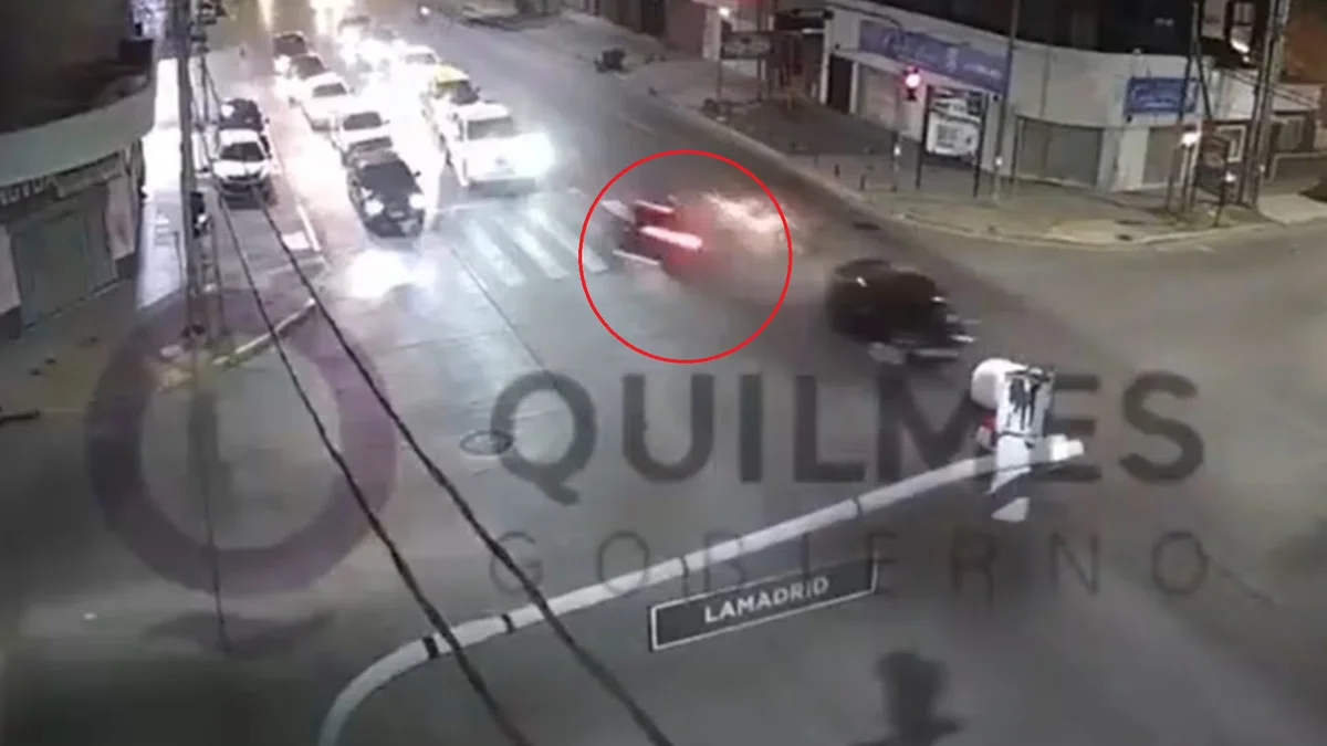 Policía que viajaba "de urgencia" a La Plata cruzó en rojo y chocó siete autos