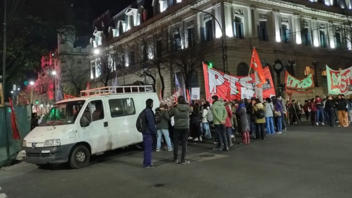Realizarán un apoyo a trabajadores despedidos del Hospital Bonaparte y fábricas de la Provincia