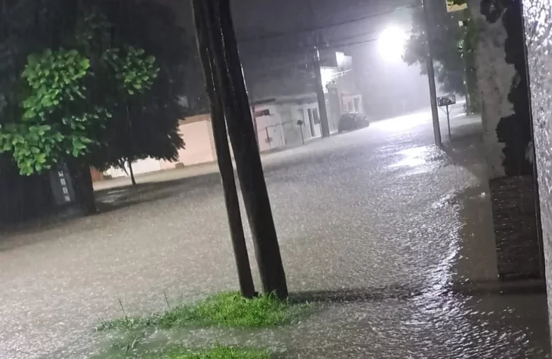 Hay 12 evacuados por el temporal en Berisso