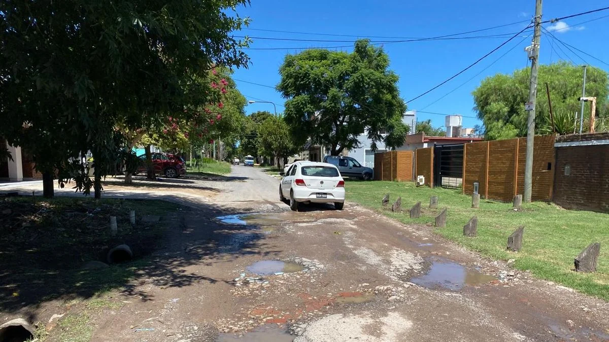 Baches, pozos y luminarias: vecinos de San Carlos piden mejoras en el barrio