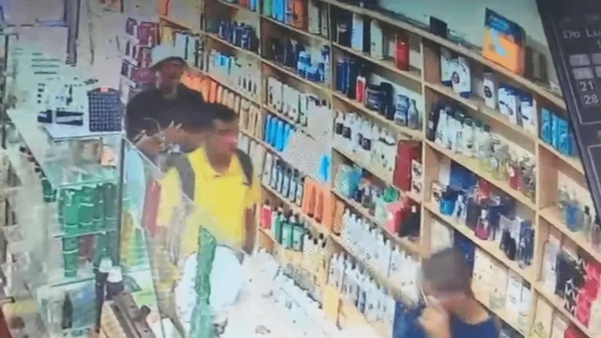 Robaron una perfumería de La Plata en pocos minutos y escaparon