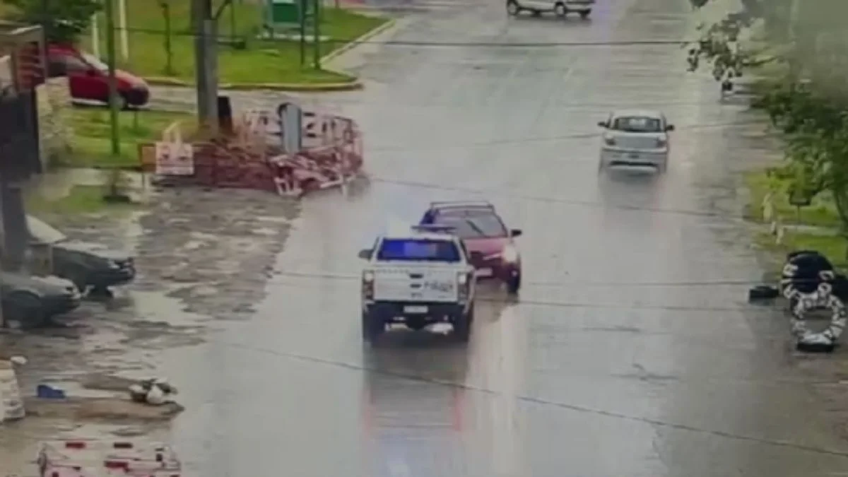 Un menor robó un auto en Berisso, escapó de la policía y chocó un patrullero