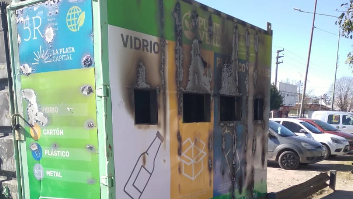 Vandalismo en La Plata: queman nuevo contenedor de residuos