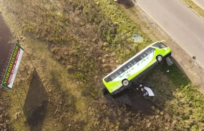 Imagen impactante. Así quedó el micro con destino a La Plata