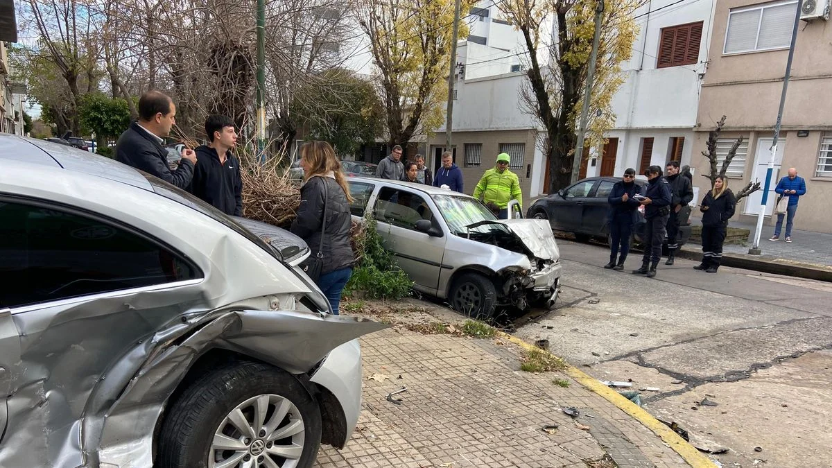 Brutal choque en La Plata terminó con un auto en la vereda y dos personas internadas