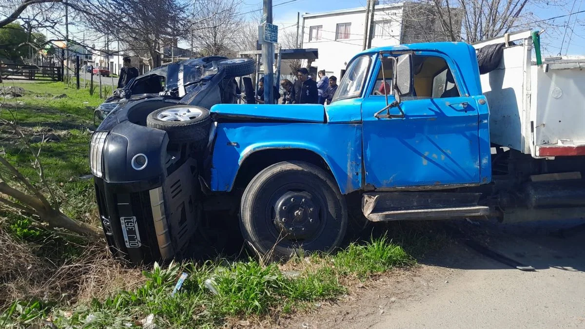 Choque en cadena y vuelco en barrio Aeropuerto