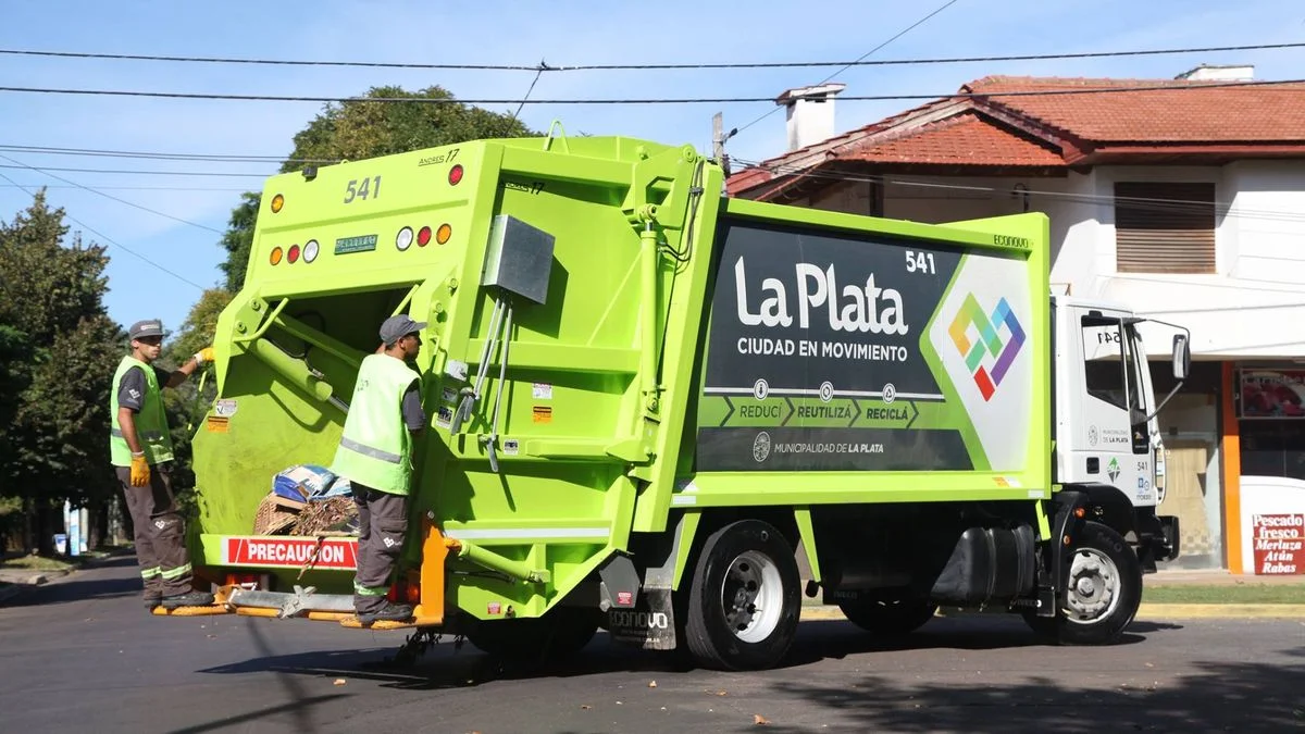 La Plata: denuncian que los camiones recolectores "chorrean agua putrefacta"