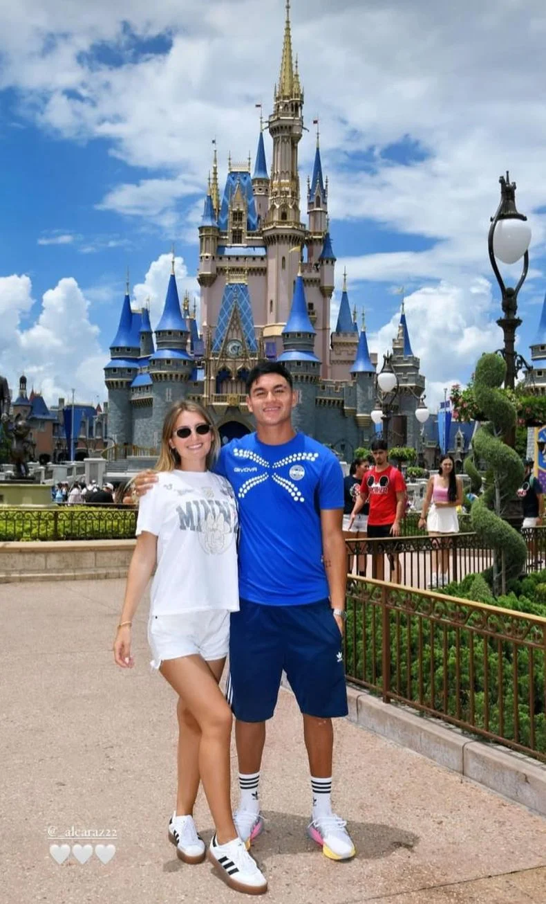 Carlos Alcaraz, disfrutando de sus vacaciones con una camiseta de entrenamiento de Gimnasia