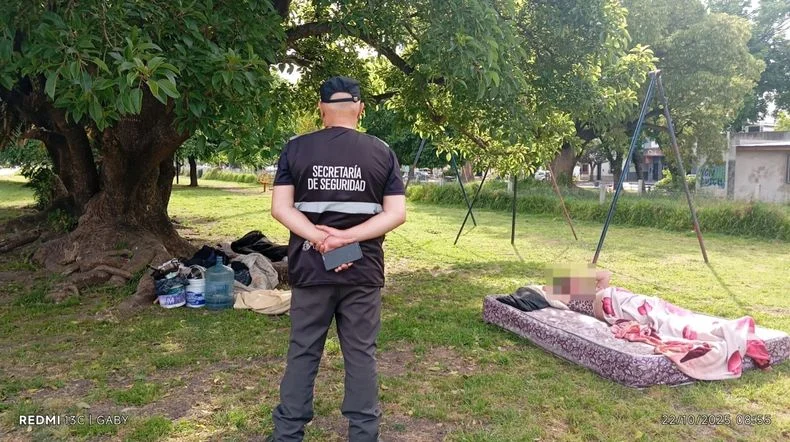 Revuelo por tres personas intimando en la vía pública en La Plata