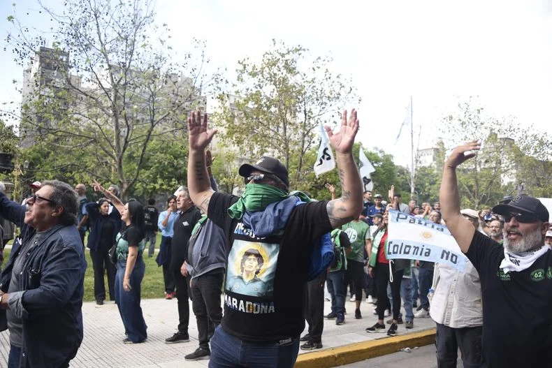 Infaltable: la imagen de Diego Maradona presente en la marcha por los jubilados