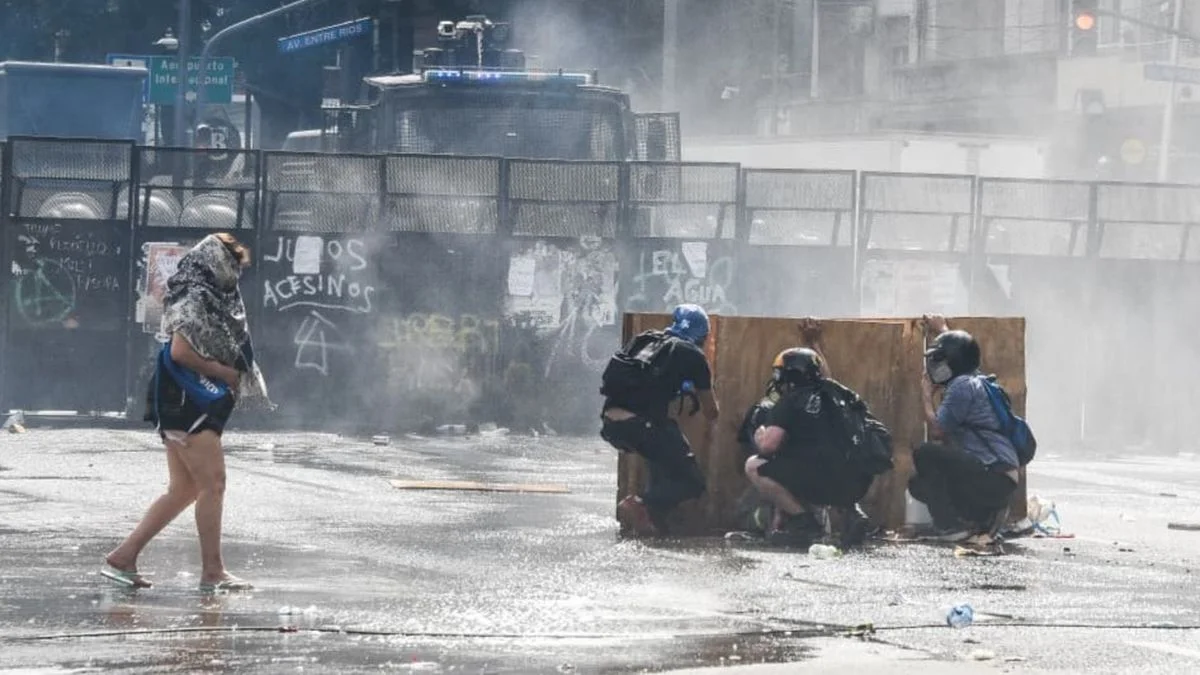Graves disturbios frente al Congreso durante la marcha contra la reforma laboral