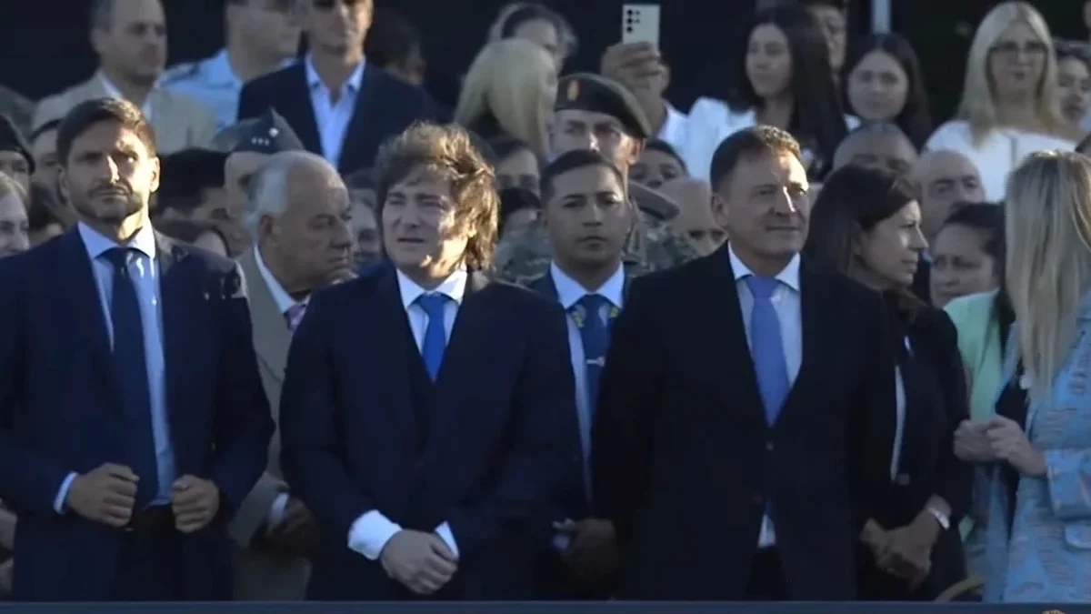 Javier Milei encabezó la entrega del sable corvo de San Martín a los Granaderos
