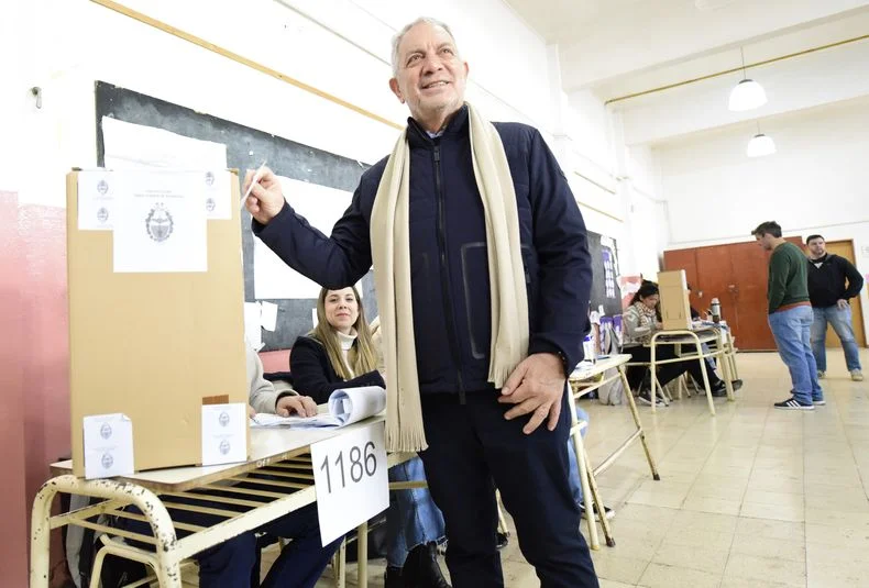 El intendente Julio Alak, emitiendo su voto