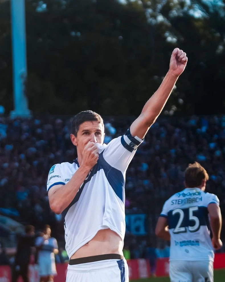 Beso a la camiseta, Ignacio Fernández enamora a los hinchas de Gimnasia en el Bosque